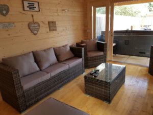 Eva E bietet Ihnen den perfekten Fernsehraum im Garten mit Badebottich 6