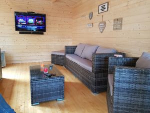 Eva E bietet Ihnen den perfekten Fernsehraum im Garten mit Badebottich 7