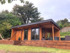 Caseta de jardín con trastero y porche