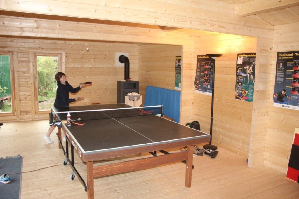 Caseta de jardín grande como sala de ping-pong 