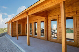 cabaña de madera de 100 m² con tres dormitorios construida en Sevilla