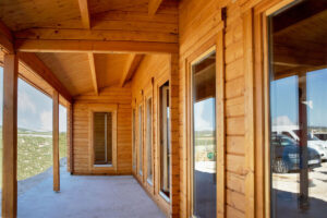 cabaña de madera de 100 m² con tres dormitorios construida en Sevilla