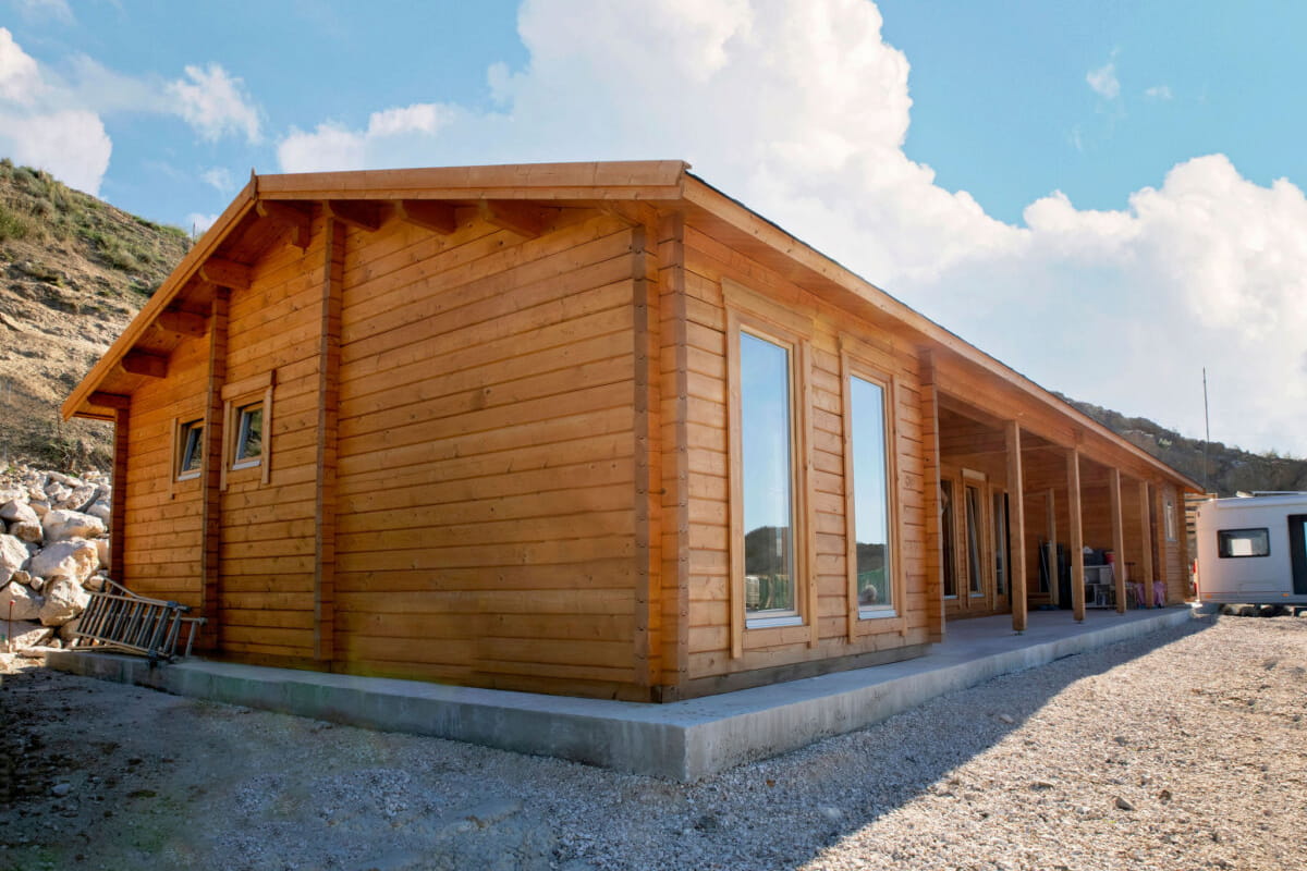 casa de madera en una zona rural