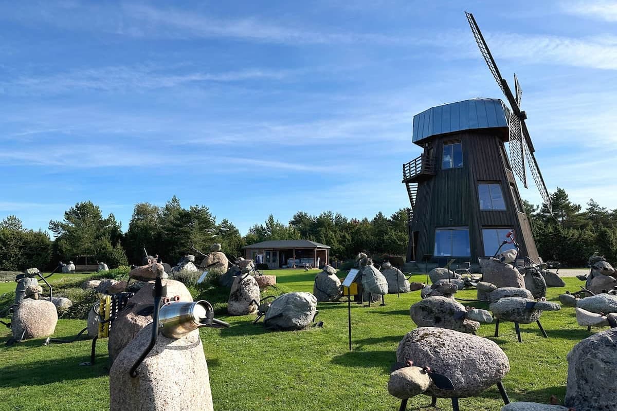 esculturas de ovejas y molinos de piedra