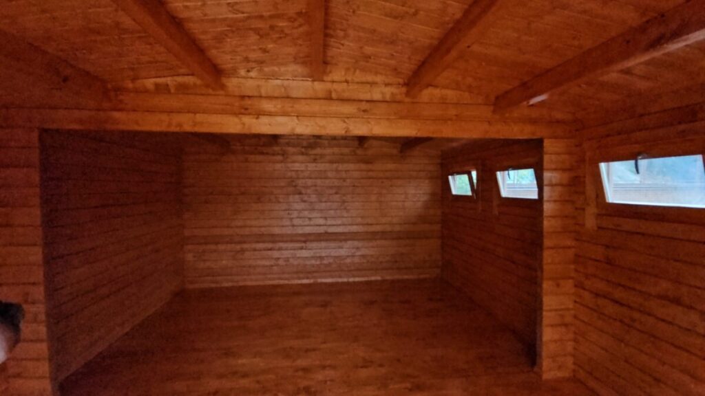 Dos casetas de madera para almacenamiento construidas en un colegio en Barcelona 