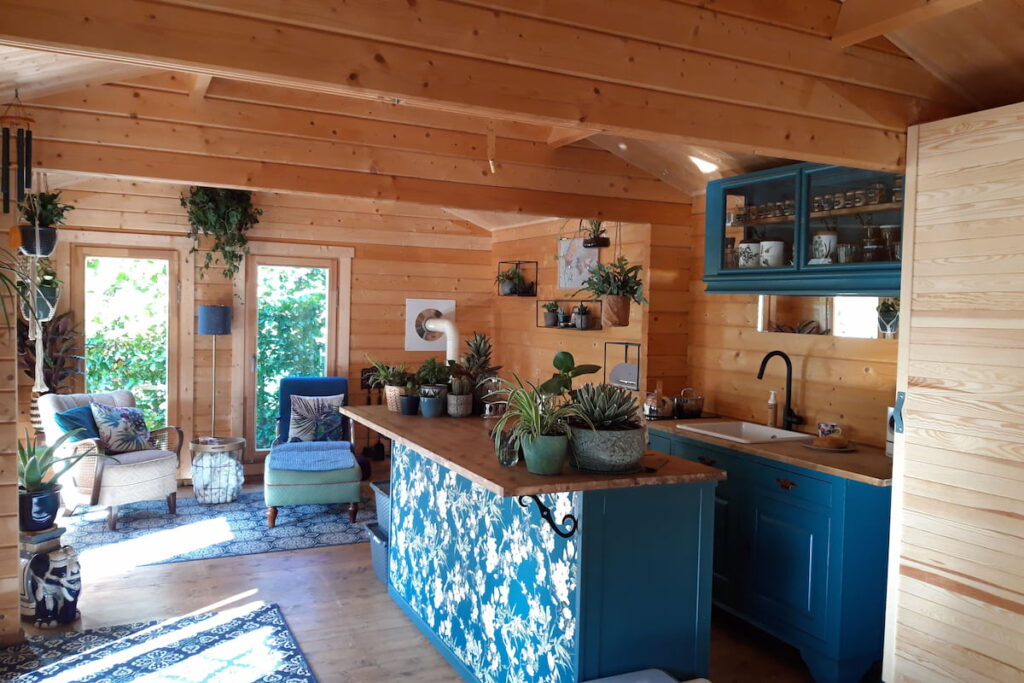 decoración interior de casita de madera con muebles azules