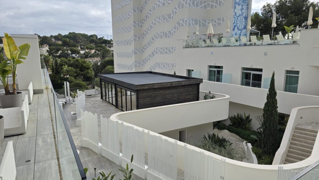 Sala de jardín convertida en un amplio estudio de yoga en Mallorca