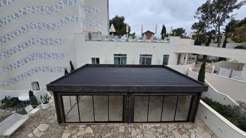 Sala de jardín convertida en un amplio estudio de yoga en Mallorca