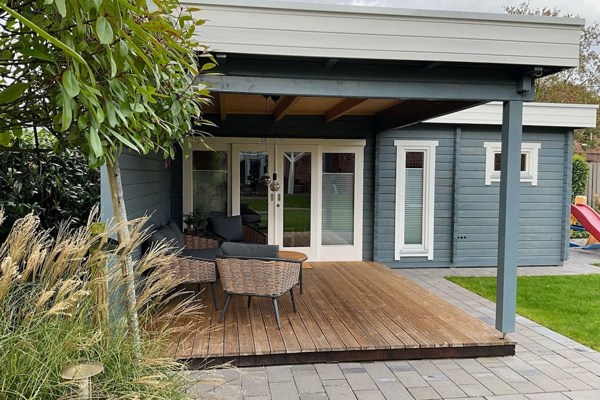 caseta de jardín azul con acento luz verde