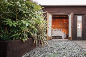 caseta de jardín peint en couleurs naturelles