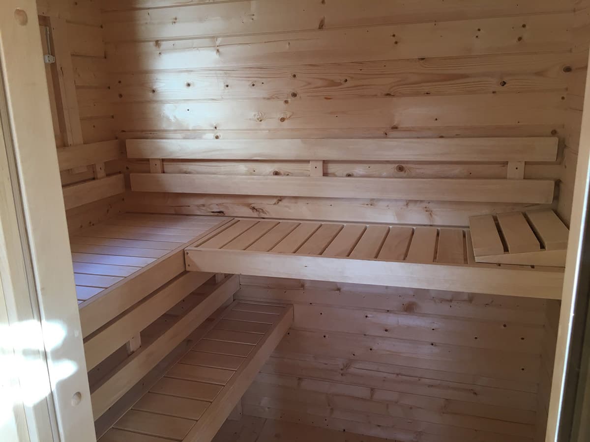 interior sauna madera bancos cálida