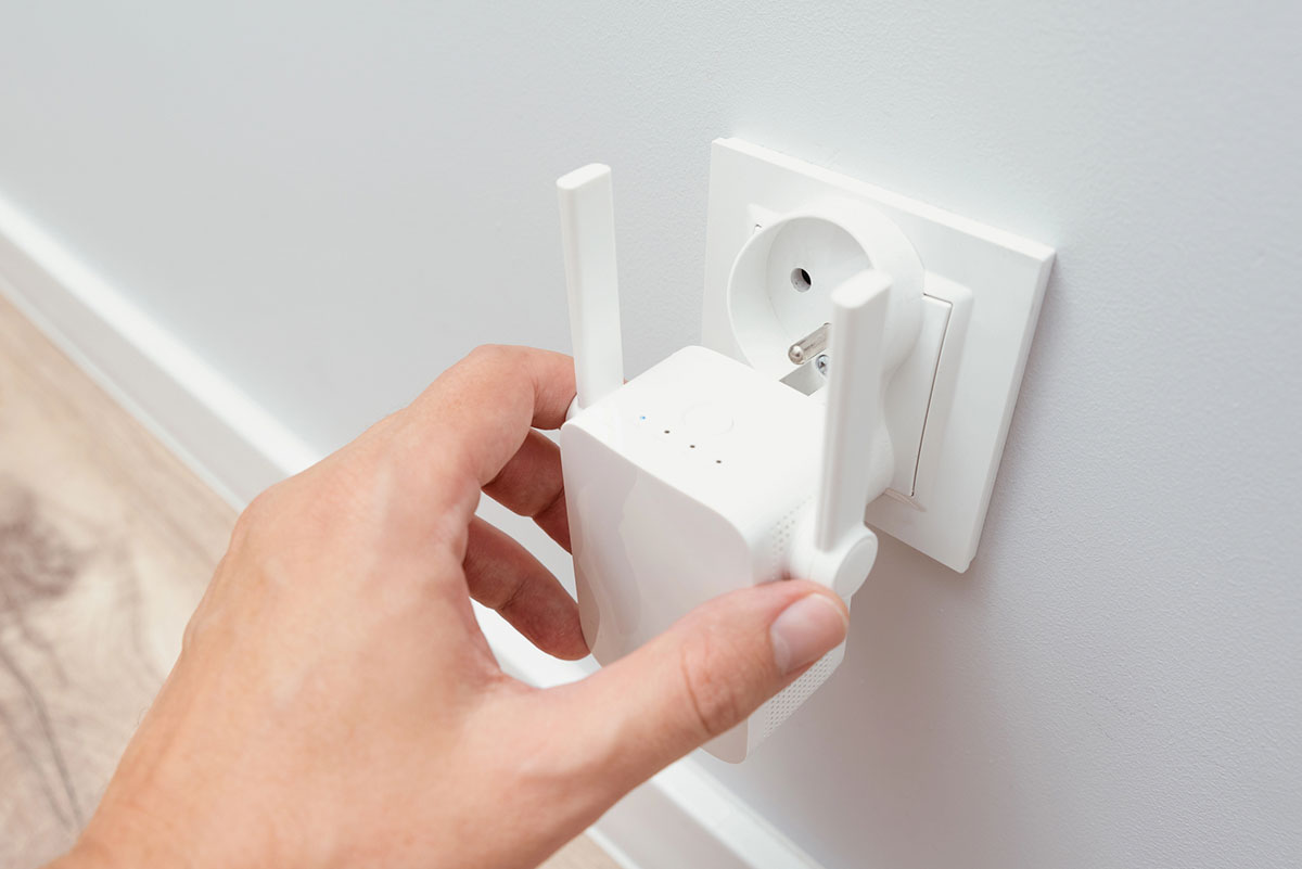 wi fi repetidor en pared blanca en interiores