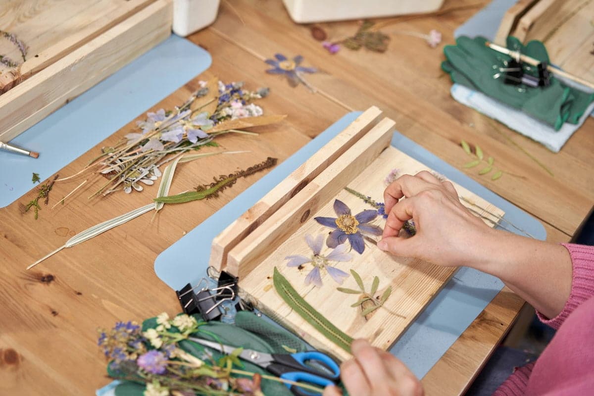 Artesanía con flores prensadas
