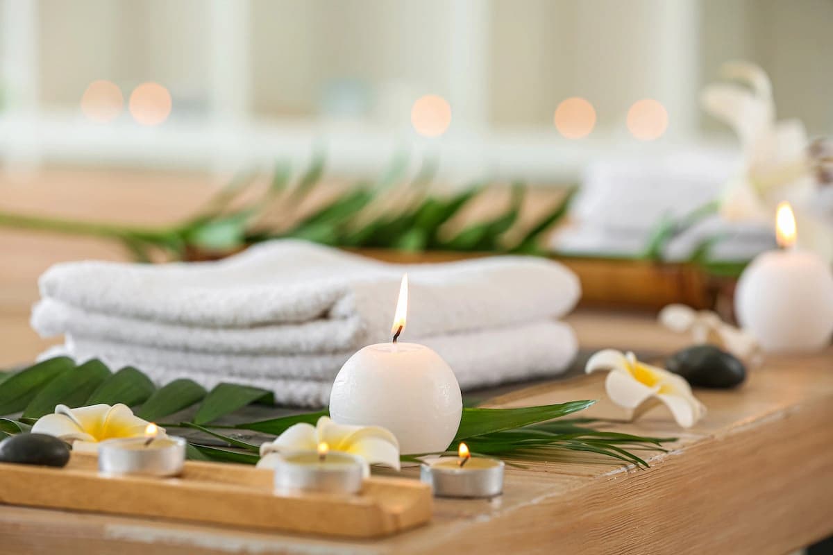 Toallas de spa, velas, flores