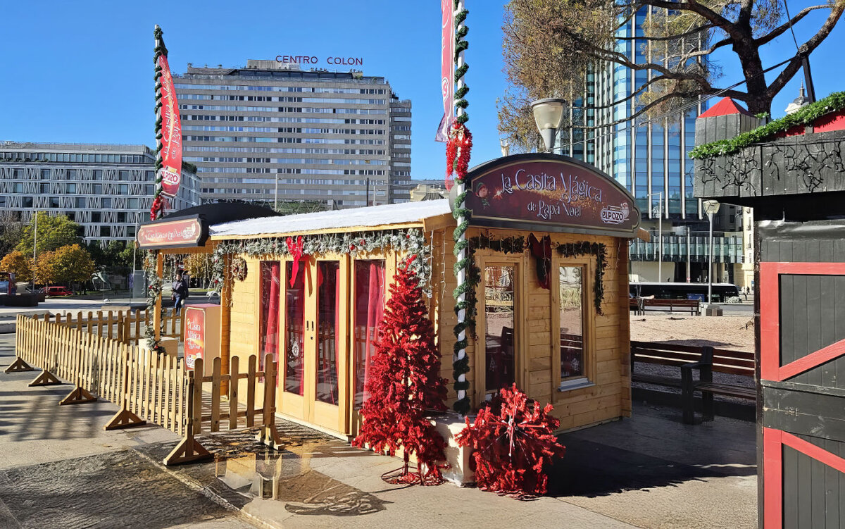Caseta de madera personalizada para el Mercadillo Navideño de la Plaza de Colón Madrid 1