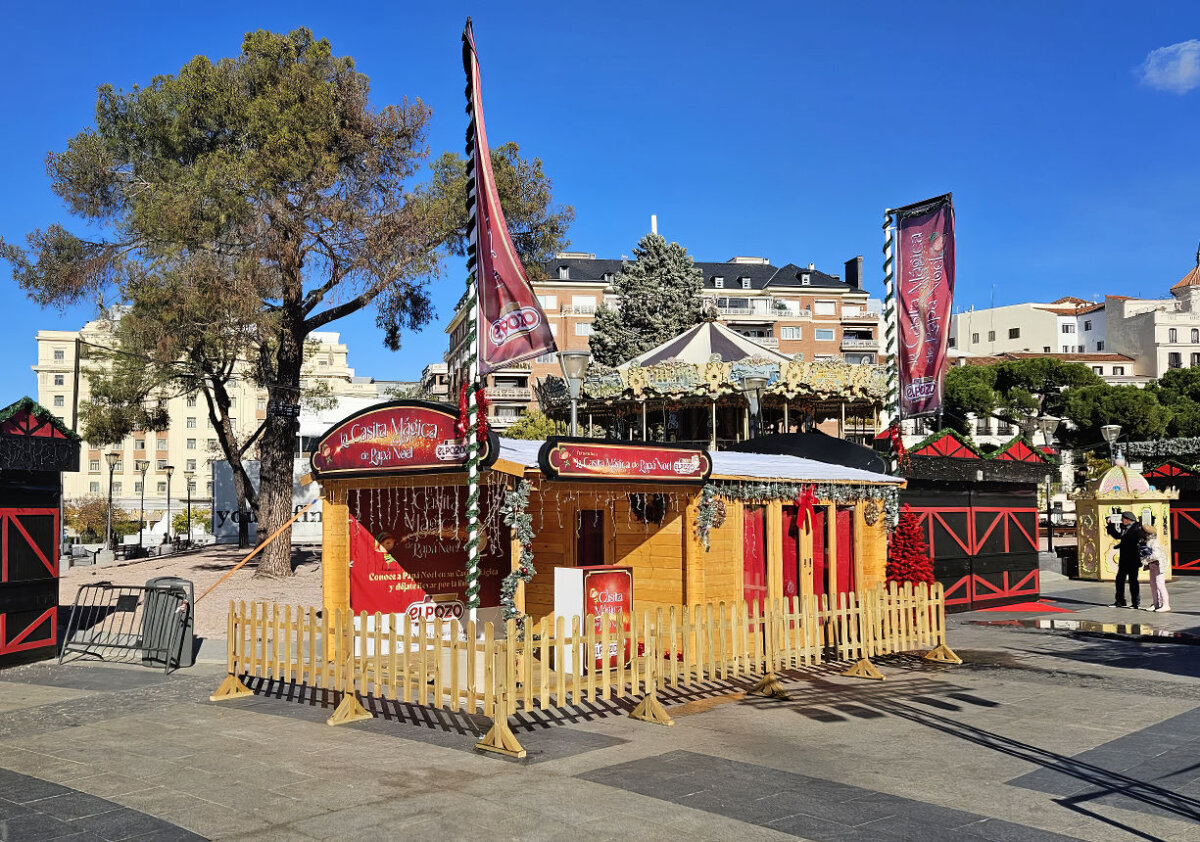 Caseta de madera personalizada para el Mercadillo Navideño de la Plaza de Colón Madrid