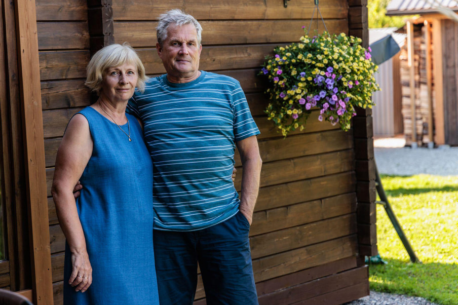 El matrimonio frente a su caseta de jardín con sauna