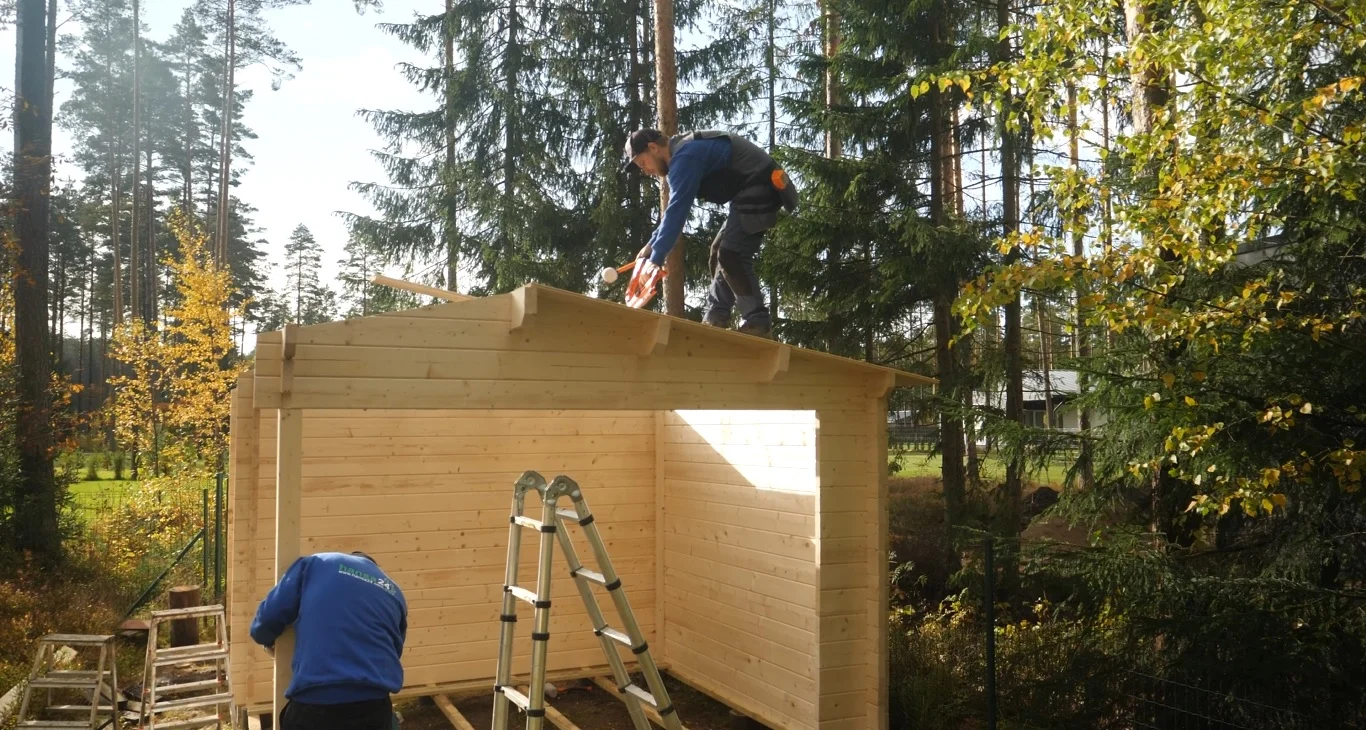 Assembly of a prefabricated garage