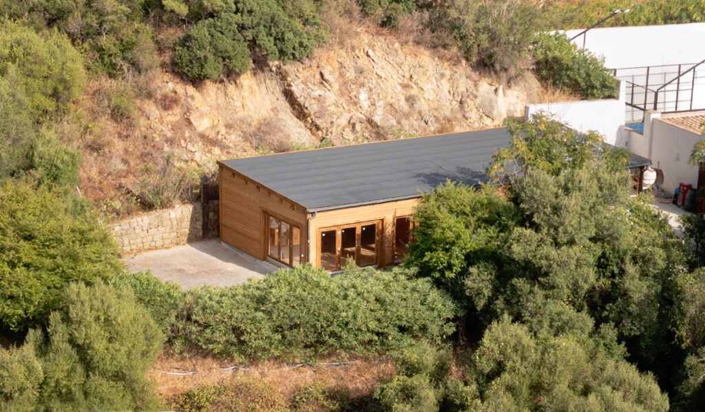 Gran construccion de jardin totalmente aislada de madera termotratada con gimnasio SPA sauna y terraza cubierta cerca de Sotogrande