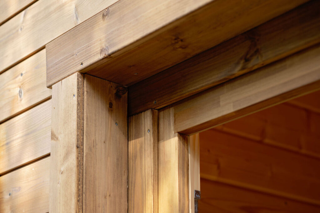 Gran construccion de jardin totalmente aislada de madera termotratada con gimnasio SPA sauna y terraza cubierta cerca de Sotogrande