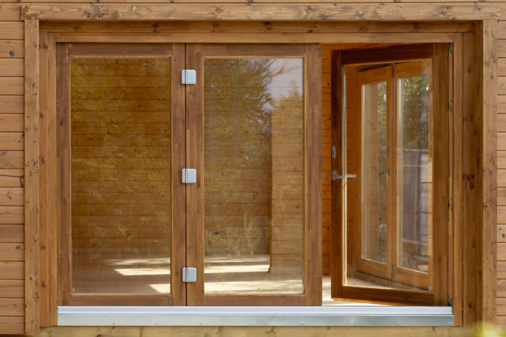 Gran construccion de jardin totalmente aislada de madera termotratada con gimnasio SPA sauna y terraza cubierta cerca de Sotogrande