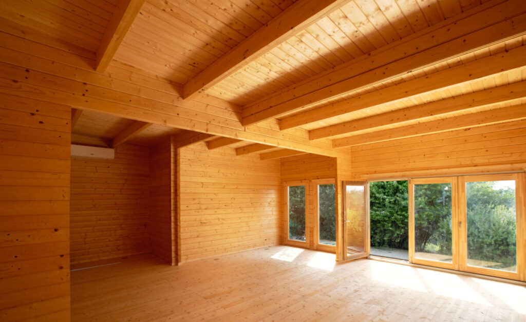 Gran construccion de jardin totalmente aislada de madera termotratada con gimnasio SPA sauna y terraza cubierta cerca de Sotogrande
