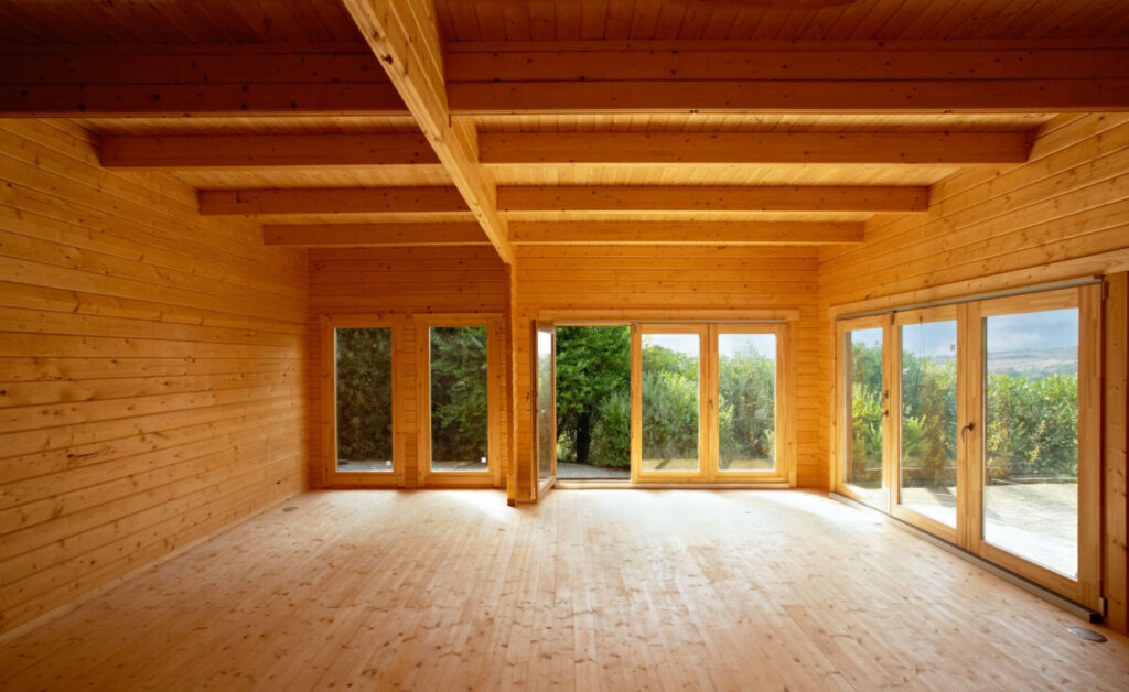 Gran construccion de jardin totalmente aislada de madera termotratada con gimnasio SPA sauna y terraza cubierta cerca de Sotogrande