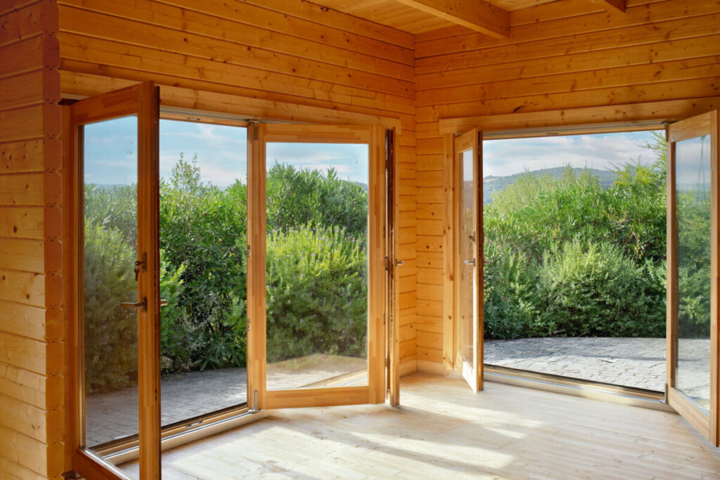 Gran construccion de jardin totalmente aislada de madera termotratada con gimnasio SPA sauna y terraza cubierta cerca de Sotogrande