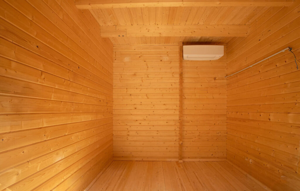 Gran construccion de jardin totalmente aislada de madera termotratada con gimnasio SPA sauna y terraza cubierta cerca de Sotogrande
