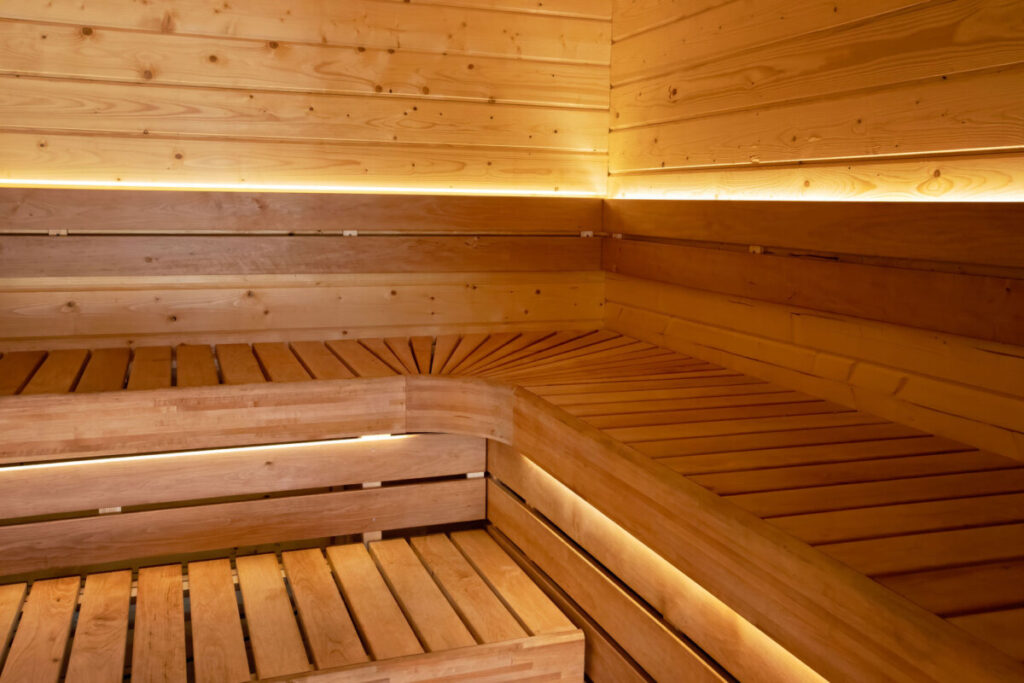 Gran construccion de jardin totalmente aislada de madera termotratada con gimnasio SPA sauna y terraza cubierta cerca de Sotogrande