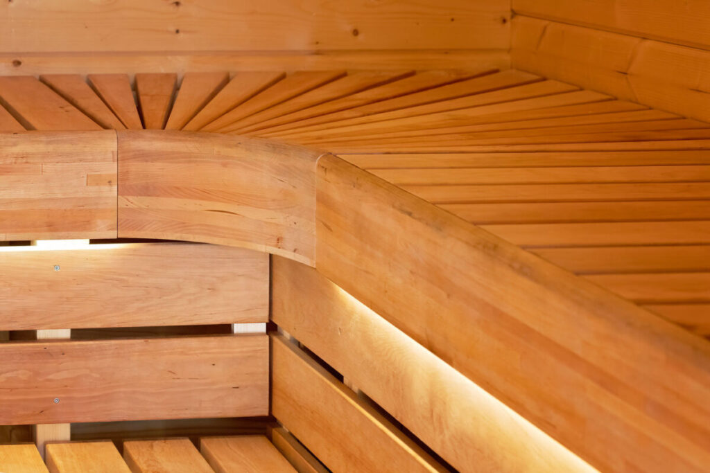 Gran construccion de jardin totalmente aislada de madera termotratada con gimnasio SPA sauna y terraza cubierta cerca de Sotogrande