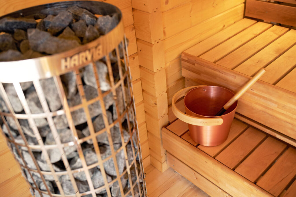 Gran construccion de jardin totalmente aislada de madera termotratada con gimnasio SPA sauna y terraza cubierta cerca de Sotogrande