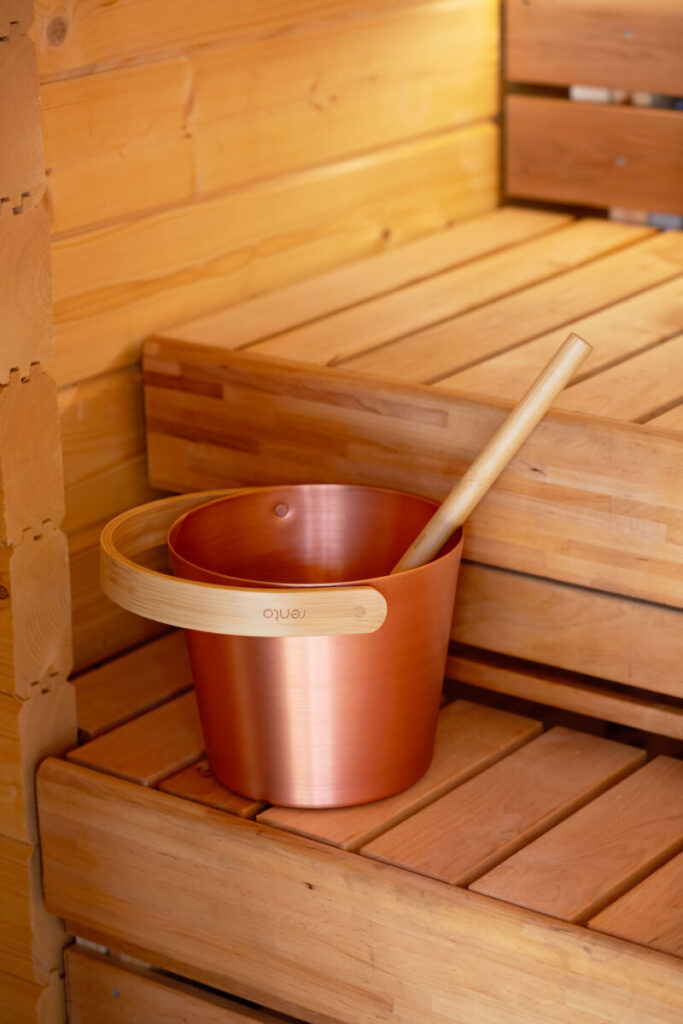 Gran construccion de jardin totalmente aislada de madera termotratada con gimnasio SPA sauna y terraza cubierta cerca de Sotogrande