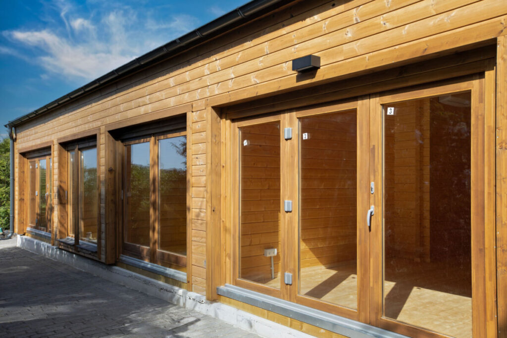 Gran construccion de jardin totalmente aislada de madera termotratada con gimnasio SPA sauna y terraza cubierta cerca de Sotogrande