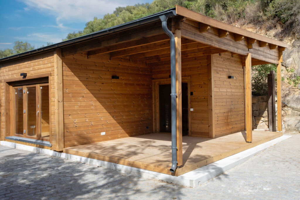 Gran construccion de jardin totalmente aislada de madera termotratada con gimnasio SPA sauna y terraza cubierta cerca de Sotogrande