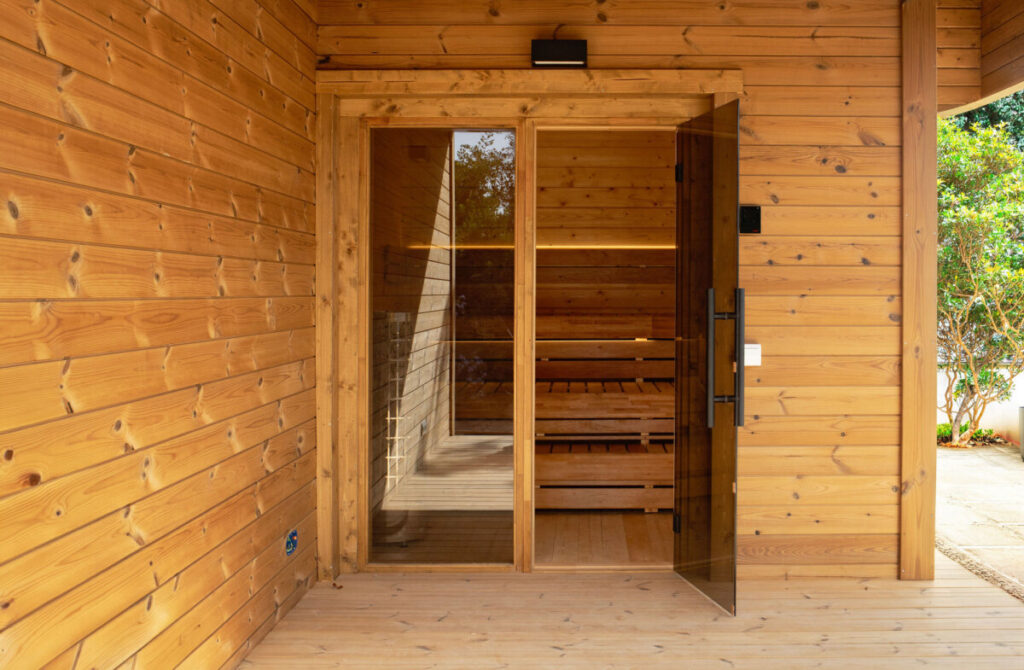 Gran construccion de jardin totalmente aislada de madera termotratada con gimnasio SPA sauna y terraza cubierta cerca de Sotogrande
