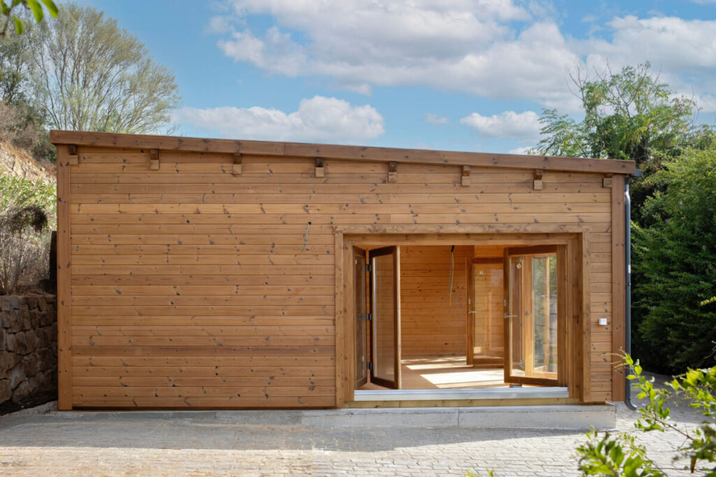 Gran construccion de jardin totalmente aislada de madera termotratada con gimnasio SPA sauna y terraza cubierta cerca de Sotogrande