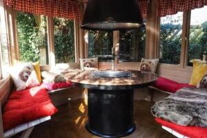 casita de madera para jardín decorada en estilo rústico