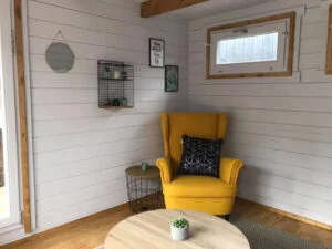 interior de casa pequeña de madera con sofá amarillo