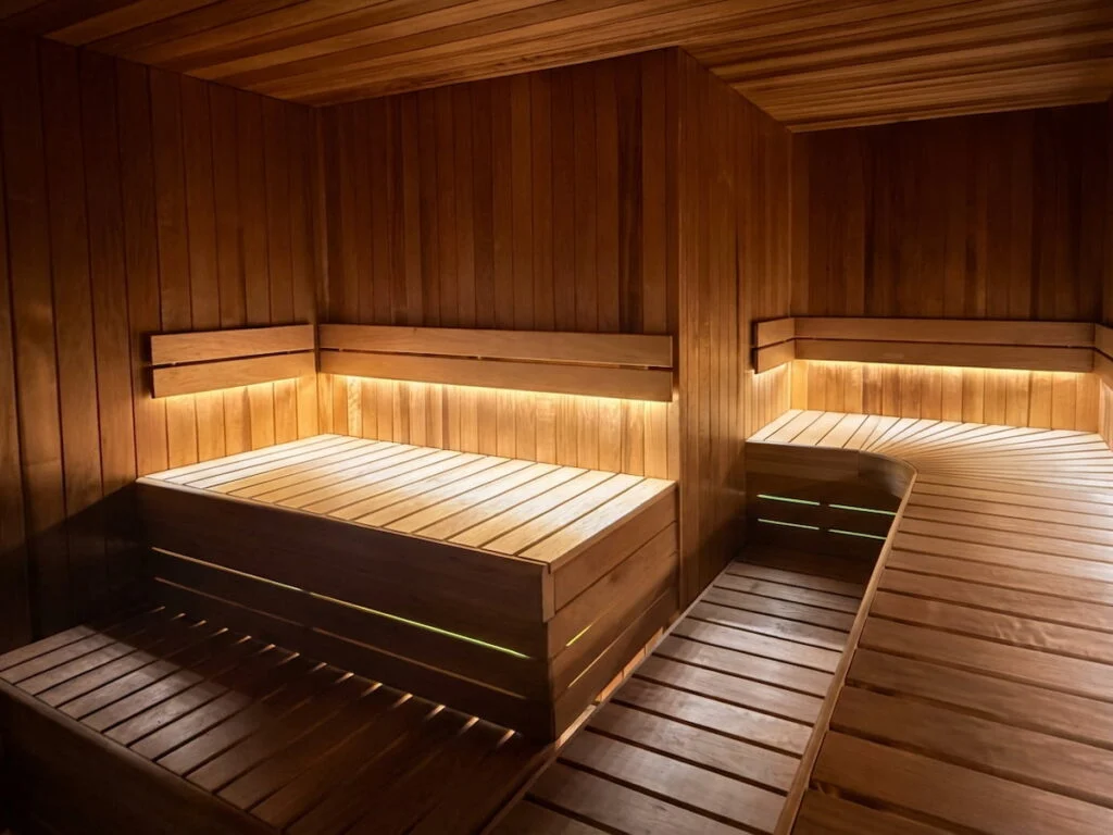 Interior de sauna finlandesa con iluminación LED