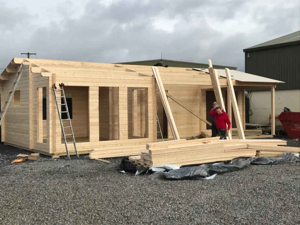 Montaje de casa de madera prefabricada