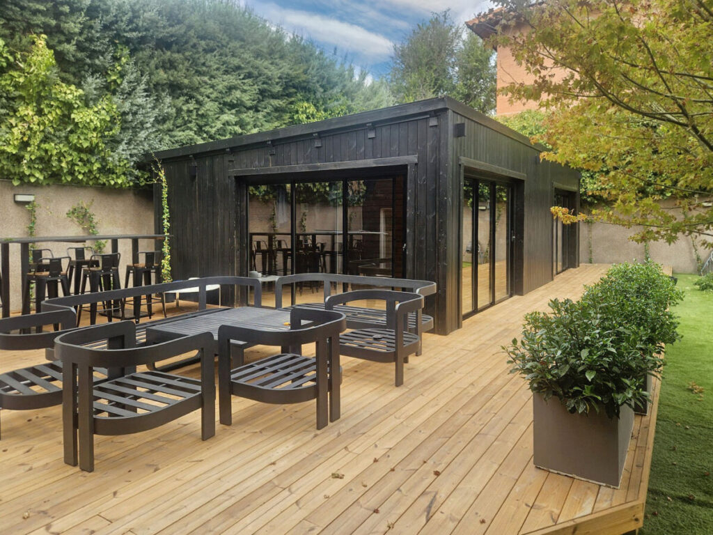 Caseta de Jardín con aislamiento completo, gimnasio en el jardín y gran terraza de madera termotratada en Madrid
