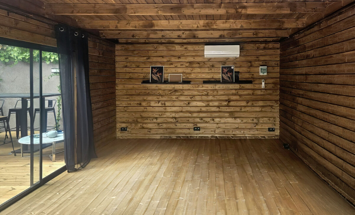 Caseta de Jardín con aislamiento completo, gimnasio en el jardín y gran terraza de madera termotratada en Madrid