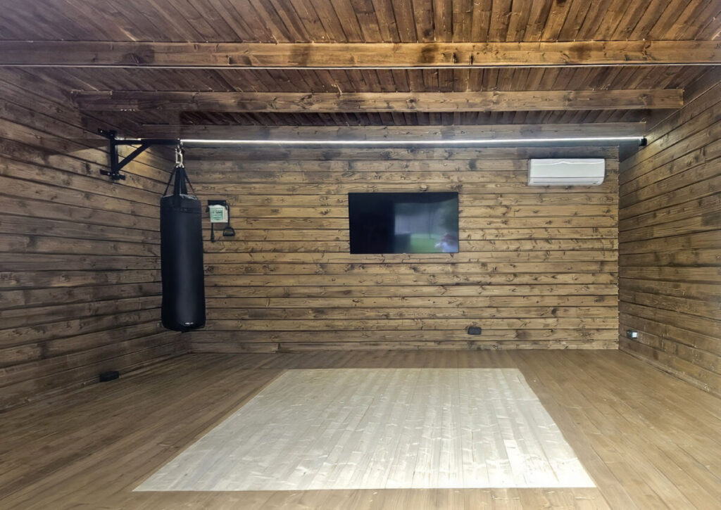 Caseta de Jardín con aislamiento completo, gimnasio en el jardín y gran terraza de madera termotratada en Madrid