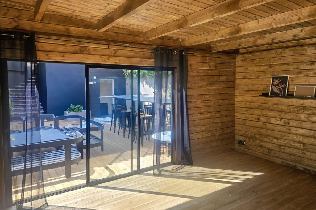 Caseta de Jardín con aislamiento completo, gimnasio en el jardín y gran terraza de madera termotratada en Madrid