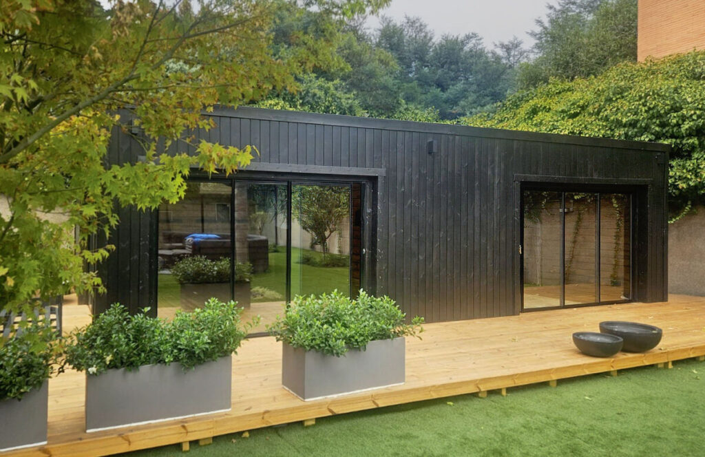 Caseta de Jardín con aislamiento completo, gimnasio en el jardín y gran terraza de madera termotratada en Madrid