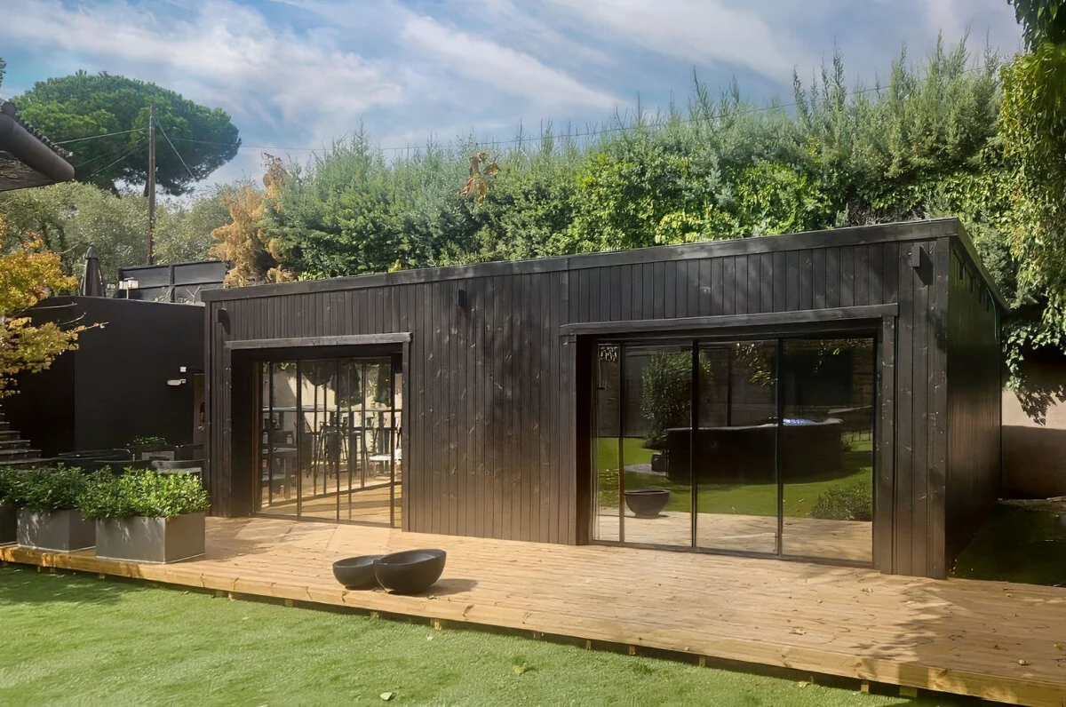 Caseta de madera en jardín