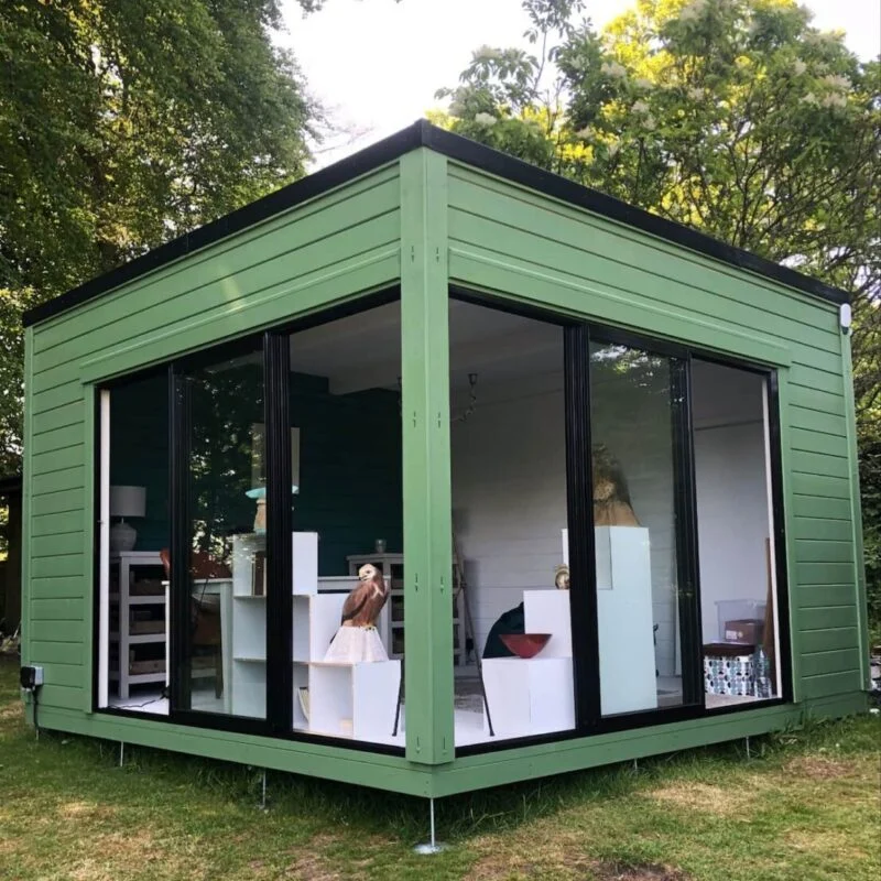 Caseta verde con ventanales